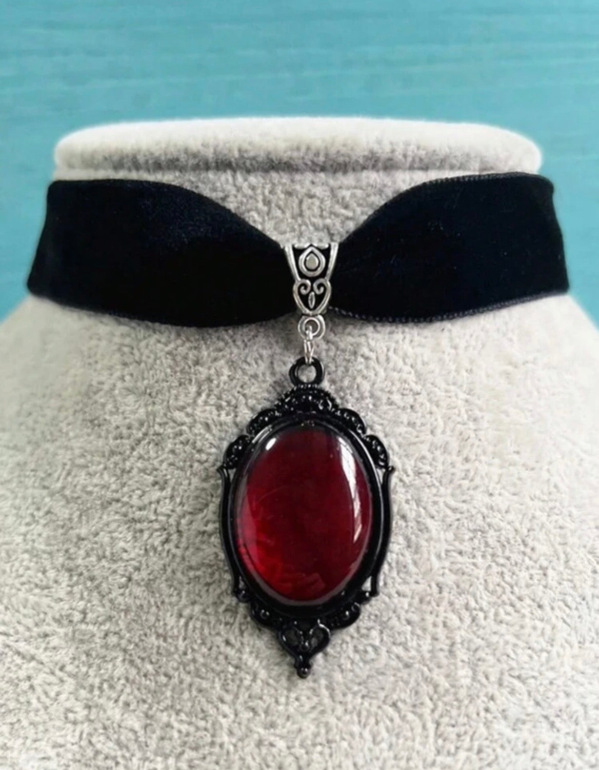 Black Velvet
Vintage Necklace