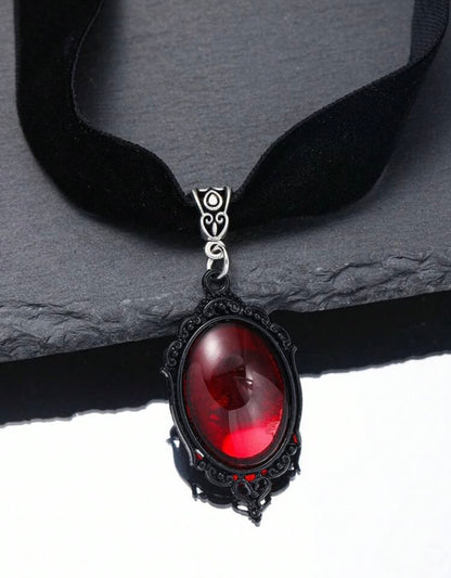 Black Velvet
Vintage Necklace